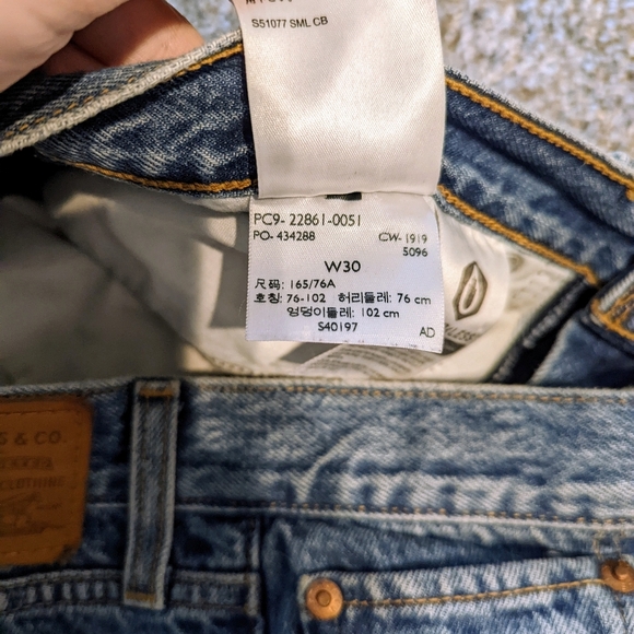 HR Distressed Levis - Picture 9 of 11